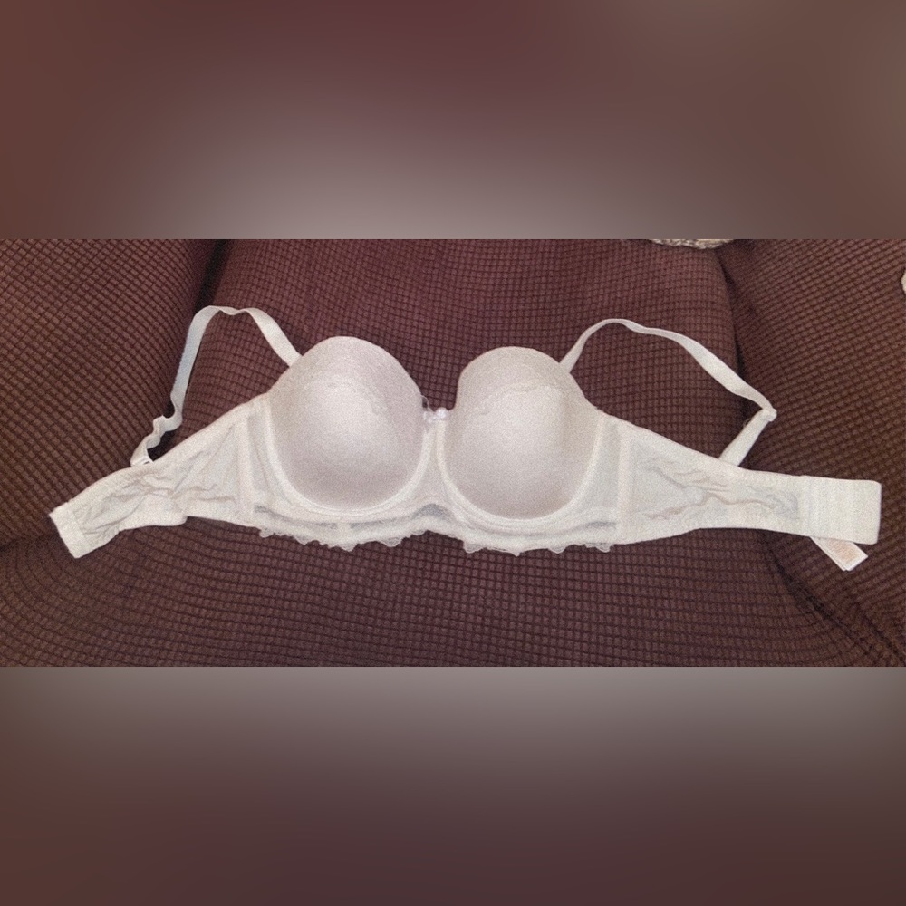White laced silky push-up bra
